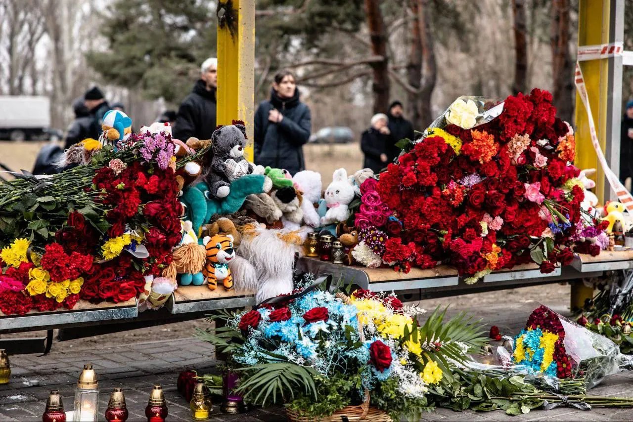 У Дніпрі вшанували пам'ять загиблих внаслідок ракетного удару по багатоповерхівці
