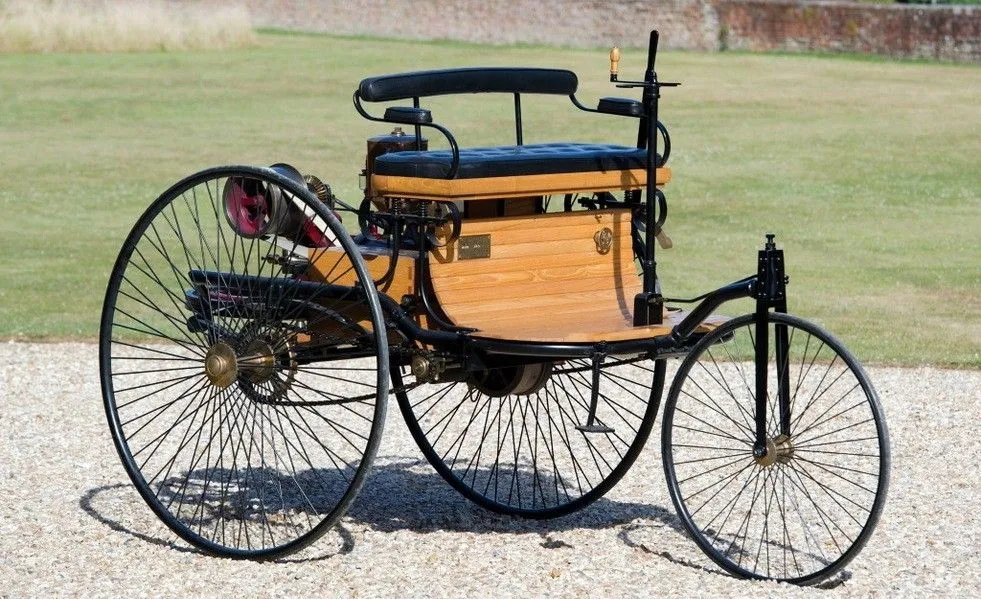 18 січня — світові презентували першу "автівку". 