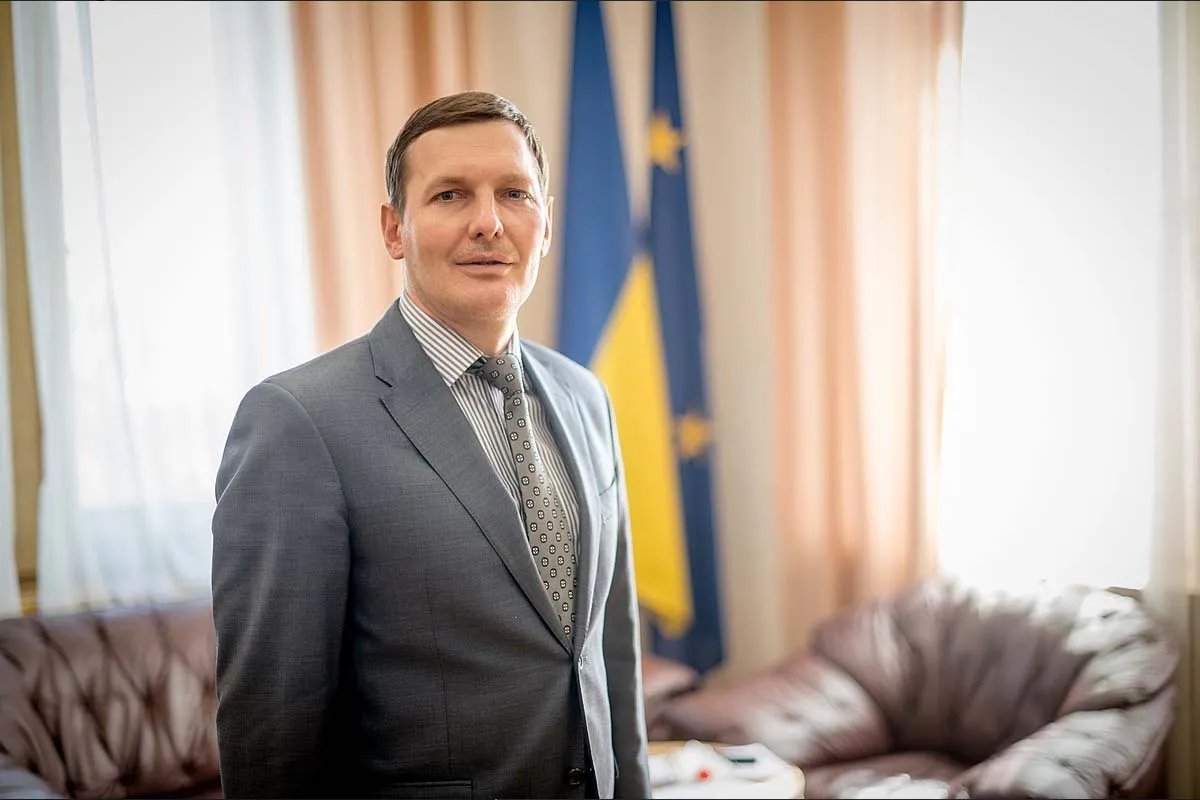 Єнін був дипломатом та юристом Єнін був дипломатом та юристом
