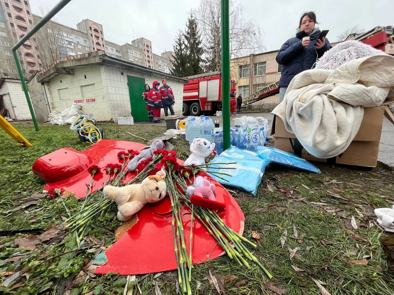 Квіти та іграшки на місці трагедії в Броварах Квіти та іграшки на місці трагедії в Броварах
