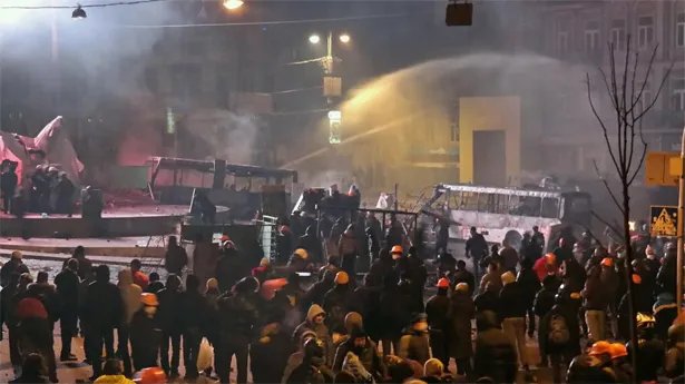 Згідно з законом, поливати людей з водометів в мороз заборонено. 