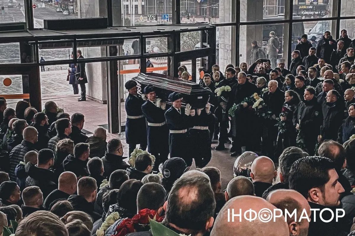 На прощание пришли многие люди