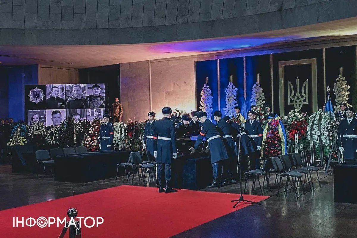 На церемонию принесли много цветов