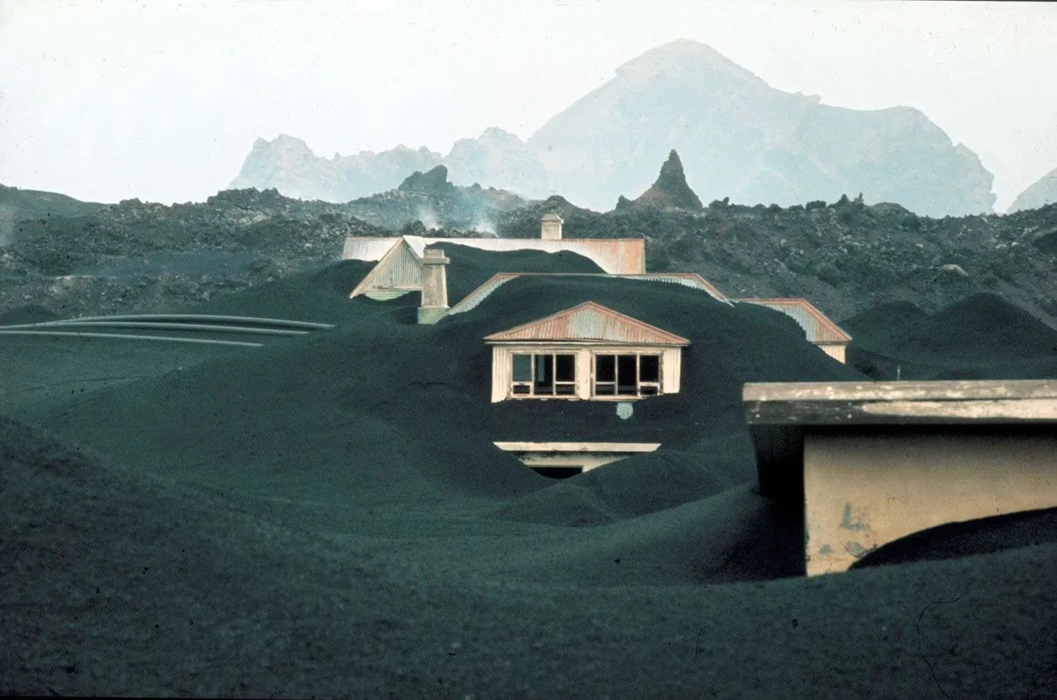 Виверження спричинило велику кризу для острова і призвело до термінової і постійної евакуації населення.