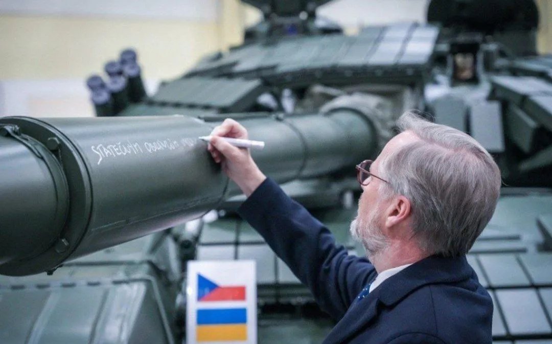 Петро Фіала підписує танк