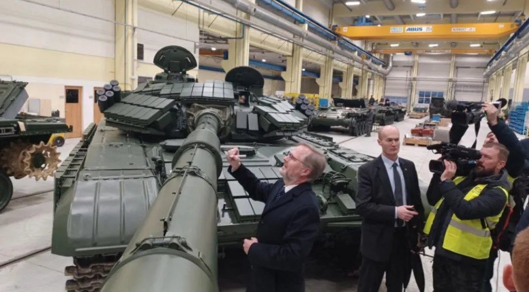 Петро Фіала підписує танк