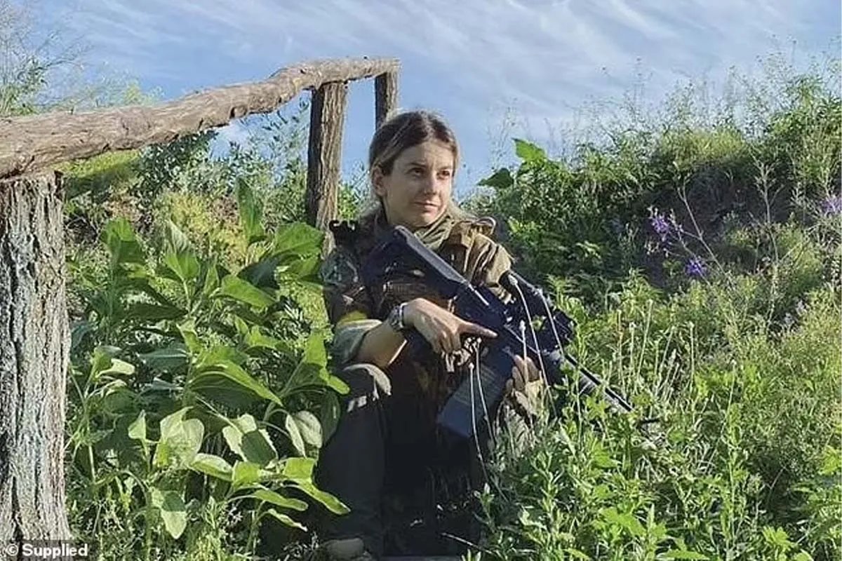 У Daily Mail є інформація, що Файк пішла на службу ЗСУ, намагаючись уникнути відповідальності за скоєні правопорушення