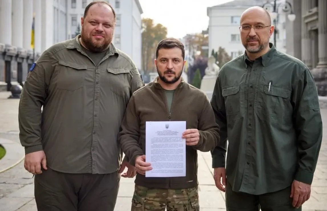Володимир Зеленський, Руслан Стефанчук та Денис Шмигаль підписали історичну заявку на вступ України до НАТО