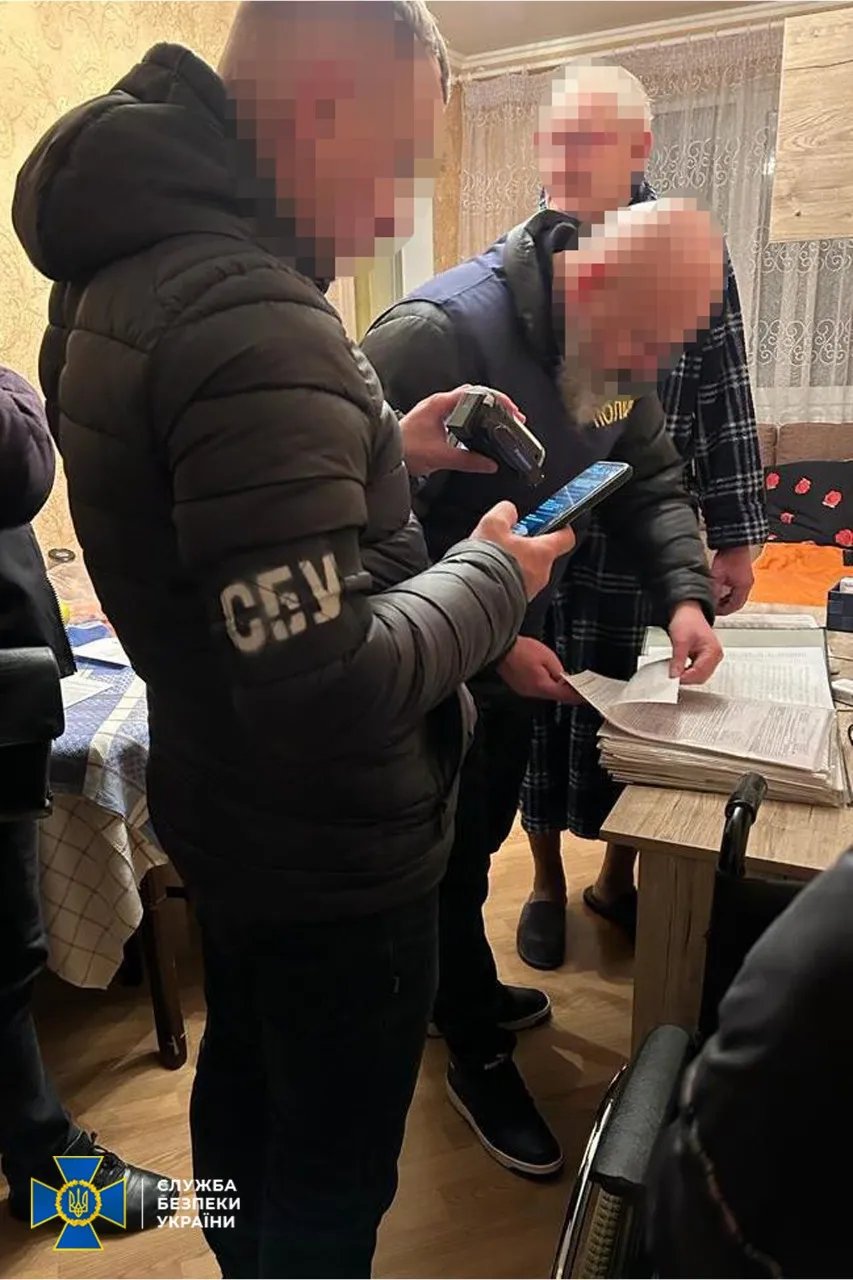 Обшуки в приміщеннях, пов'язаних зі зрадником