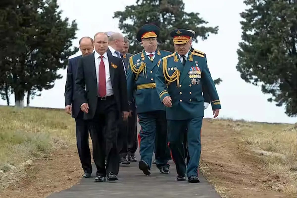 Якщо є можливість, путін намагається фотографуватися так, щоб не біло видно його низького зросту Якщо є можливість, путін намагається фотографуватися так, щоб не біло видно його низького зросту