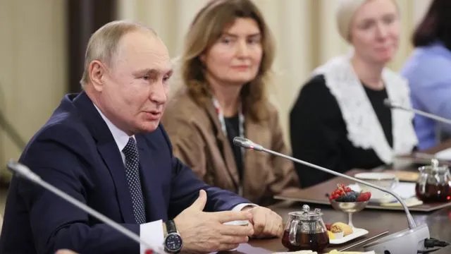 Путін, оточений фейковими матерями рашистів Путін, оточений фейковими матерями рашистів