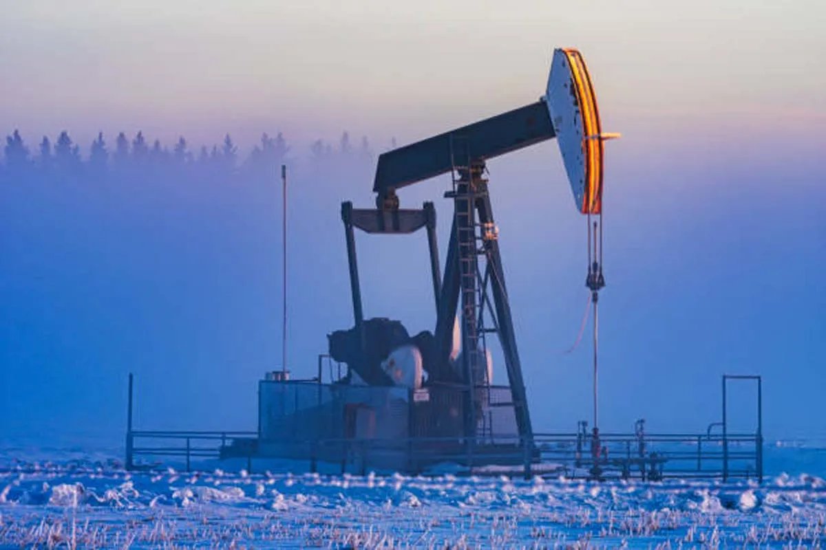 Россия продает практически те же объемы нефти, что и раньше, но прибыльность торговли существенно упала Росія продає практично ті ж обсяги нафти, що й раніше, але прибутковість торгівлі суттєво впала