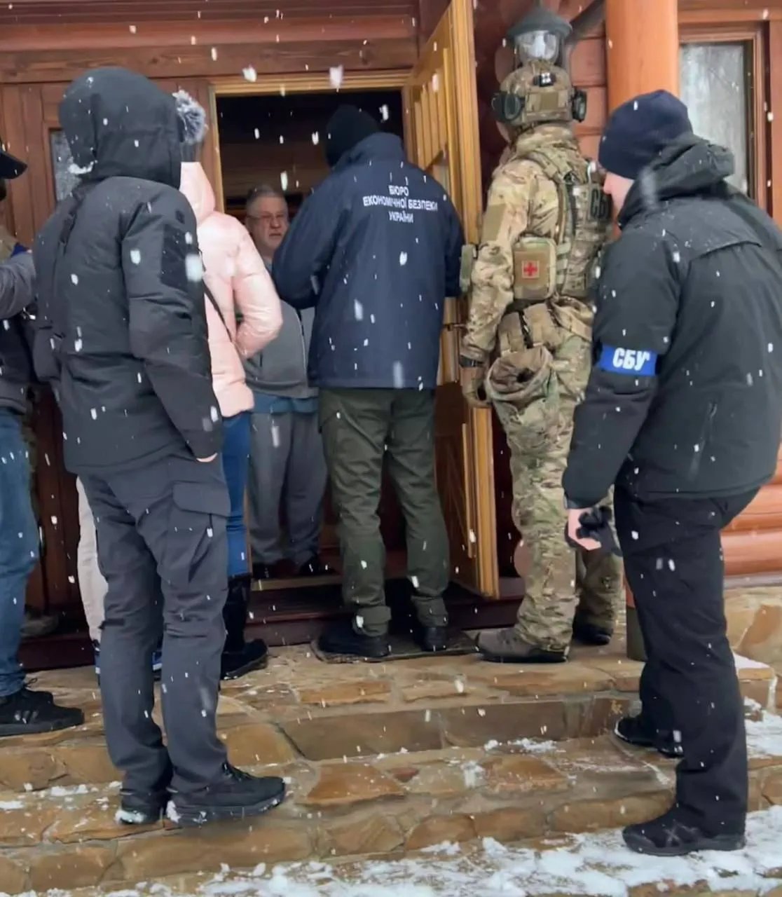 Искали дом час: появились детали обыска СБУ в доме Коломойского 2