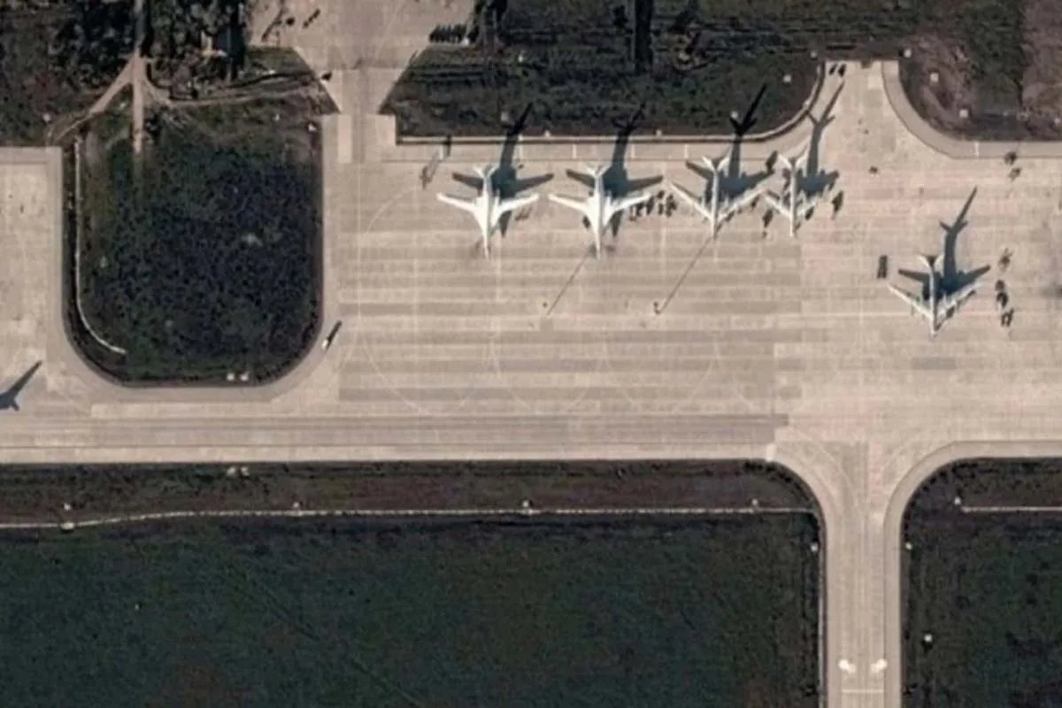 По данным New York Times, украинские спецназовцы направляли беспилотники на аэропорт в Энгельс. За даними NYT, українські спецпризначенці скеровували безпілотники на аеропорт у Енгельсі