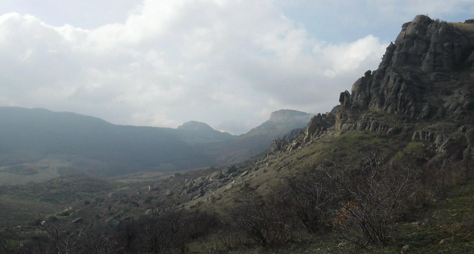Сліди обвалу від землетрусу 1927 року на горі Демереджі, світлина 2012 року
