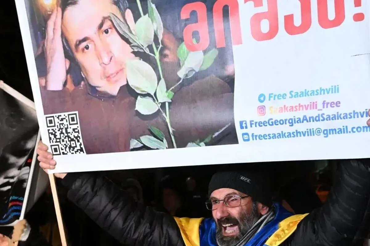 На вулиці Тбілісі вийшли протестувальники з вимогою припинити знущання над Саакашвілі