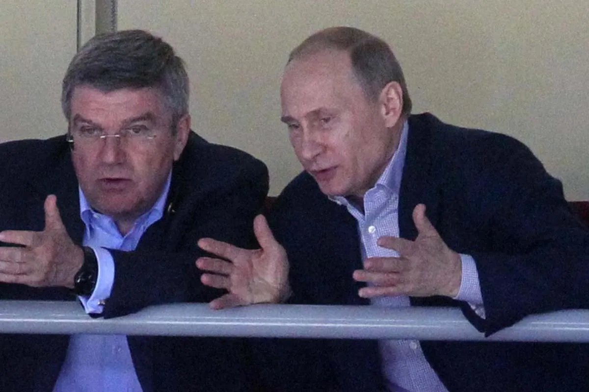 Томас Бах путін дивляться хокей у Сочі Томас Бах путін дивляться хокей у Сочі