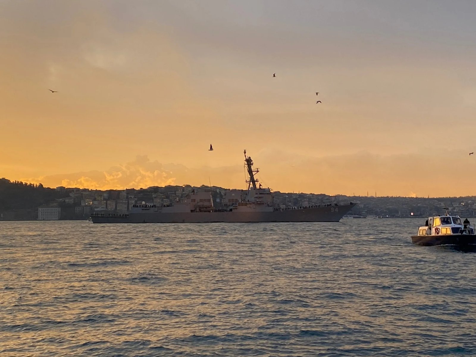 Эсминец USS Nitze подошел к входу в Босфор. Фото: twitter.com/USNavyEurope