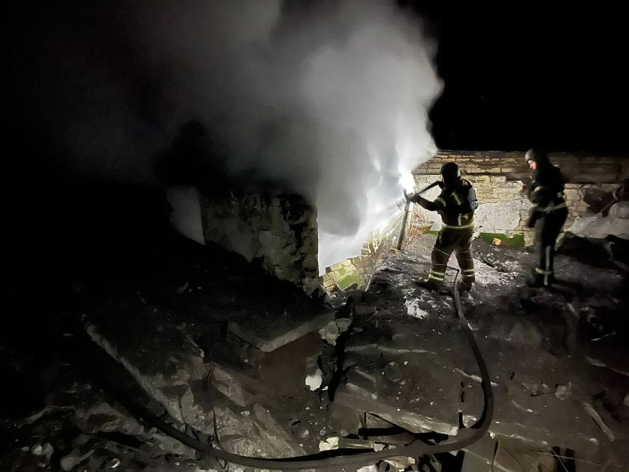 На месте работают спасатели