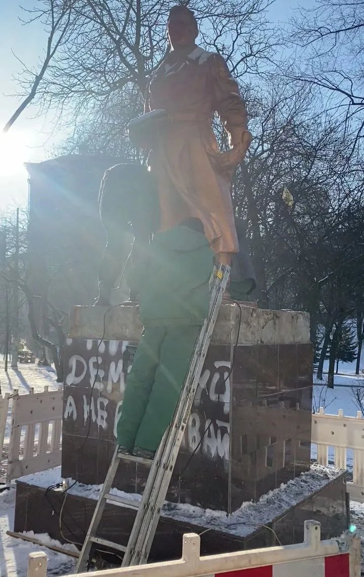 Знесення пам'ятника Чкалову