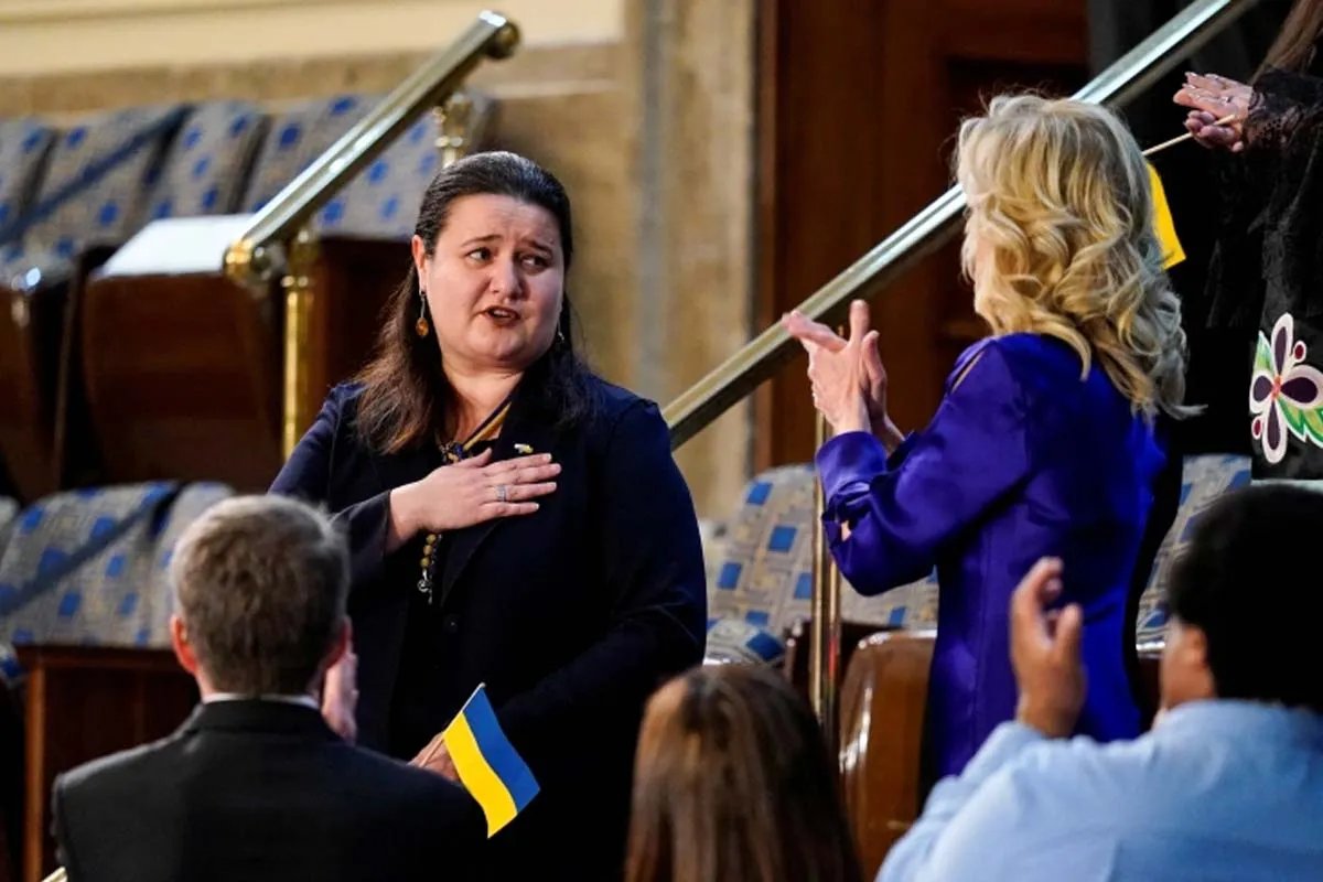 Серед присутніх багато хто прийшов з українською національною символікою Серед присутніх багато хто прийшов з українською національною символікою
