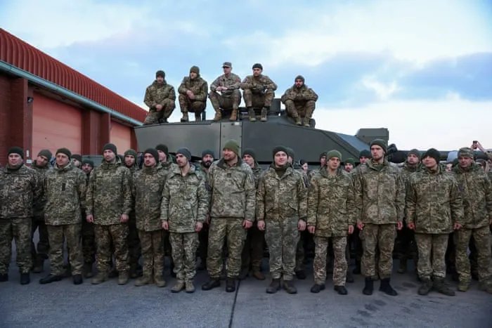 Зеленський зустрівся з українськими військовими, які проходять підготовку у Британії 2