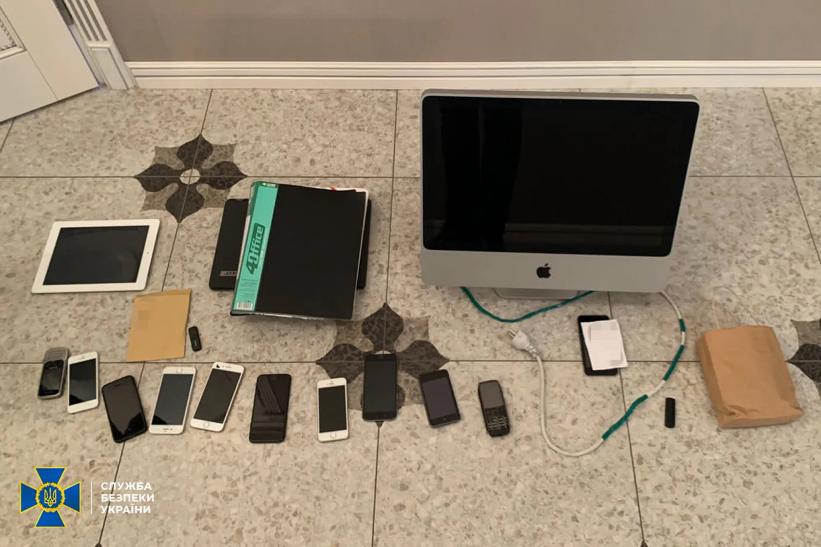 Під час обшуків у ворожого агента знайшли смартфони із доказами законспірованого листування з представником російської спецслужби, фото: СБУ