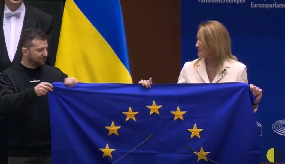 Зеленський та Мецола розгорнули на трибуні прапор Євросоюзу