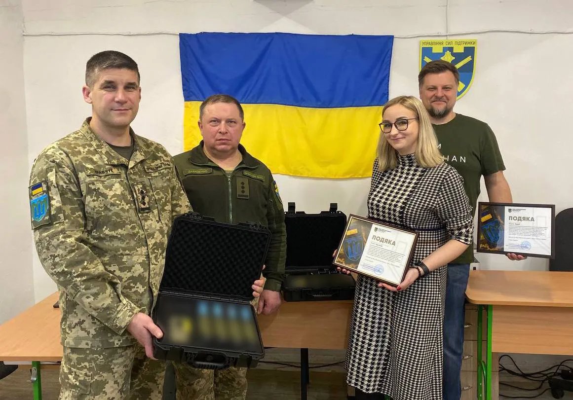 За системну підтримку ЗСУ представники фінтех-екосистеми отримали пам’ятні подяки від Командування Сил ТРО ЗСУ. За системну підтримку ЗСУ представники фінтех-екосистеми отримали пам’ятні подяки від Командування Сил ТРО ЗСУ.