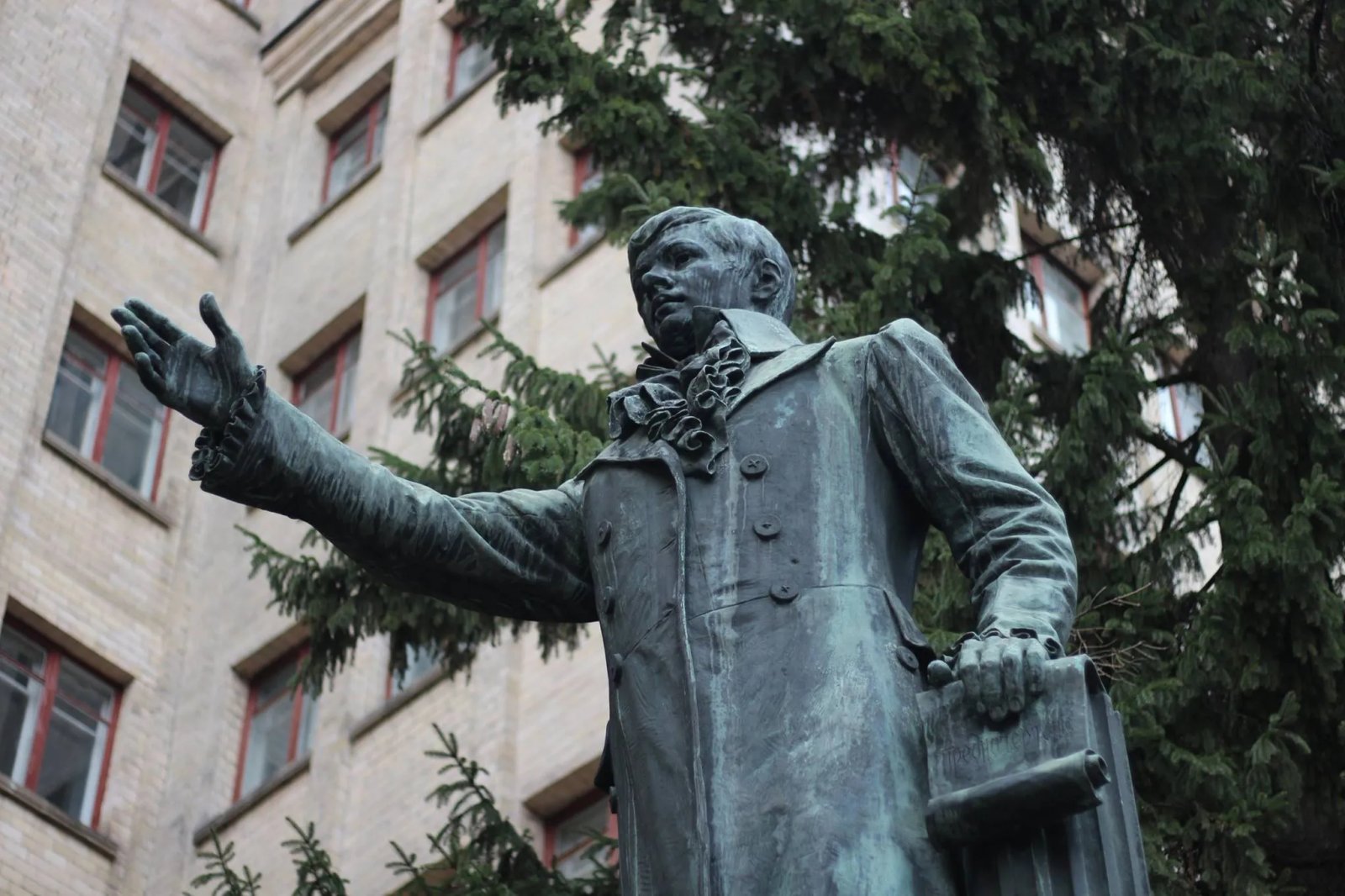 Василь Каразін Пам'ятник В. Каразіну біля університету в Харкові