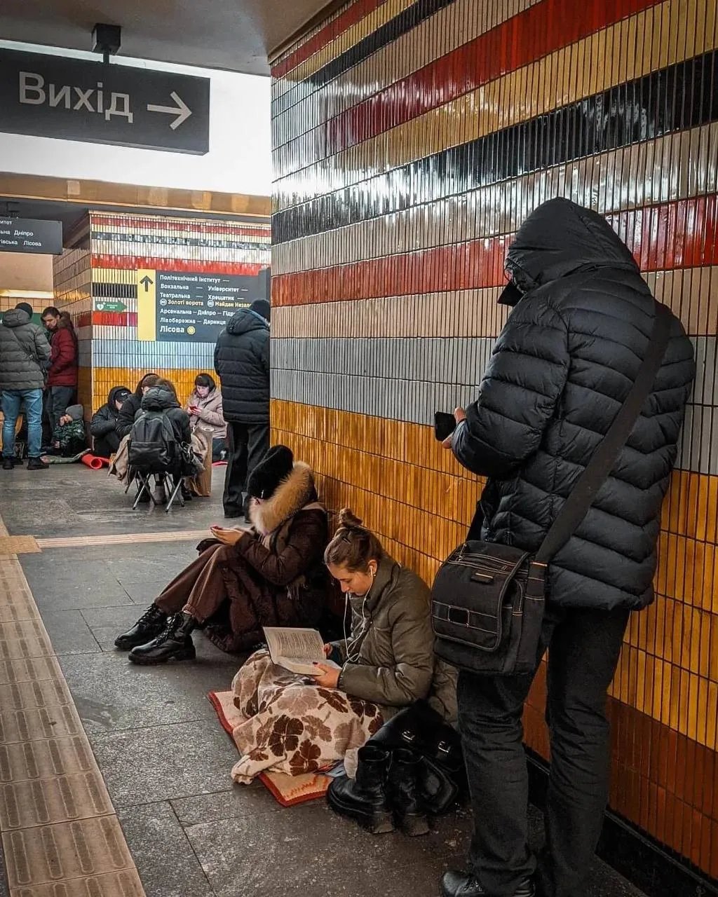 Девушка читает книгу. Фото: Павел Заярный