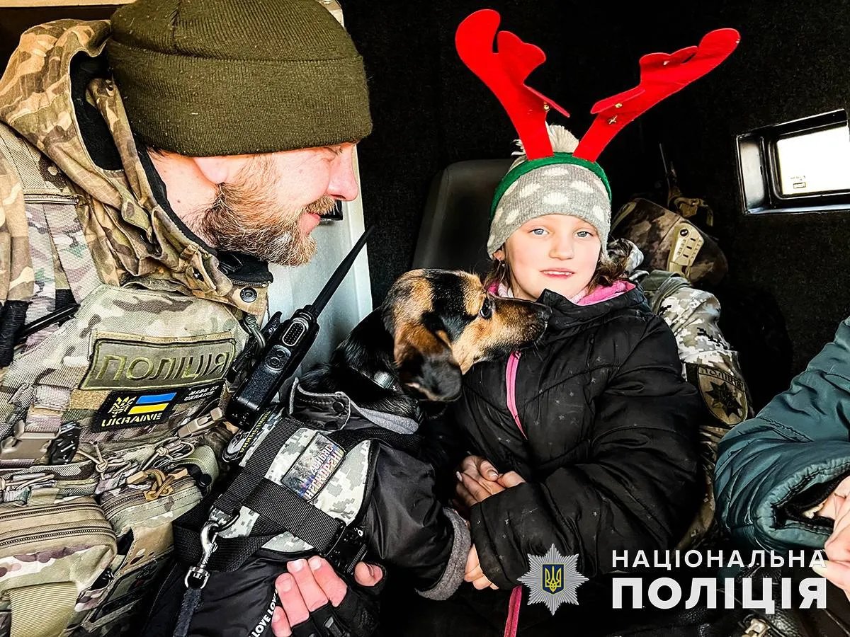 Врятована "Білими Янголами": поліцейські вивезли з Бахмута дівчинку, яка пів року не бачила сонця 1