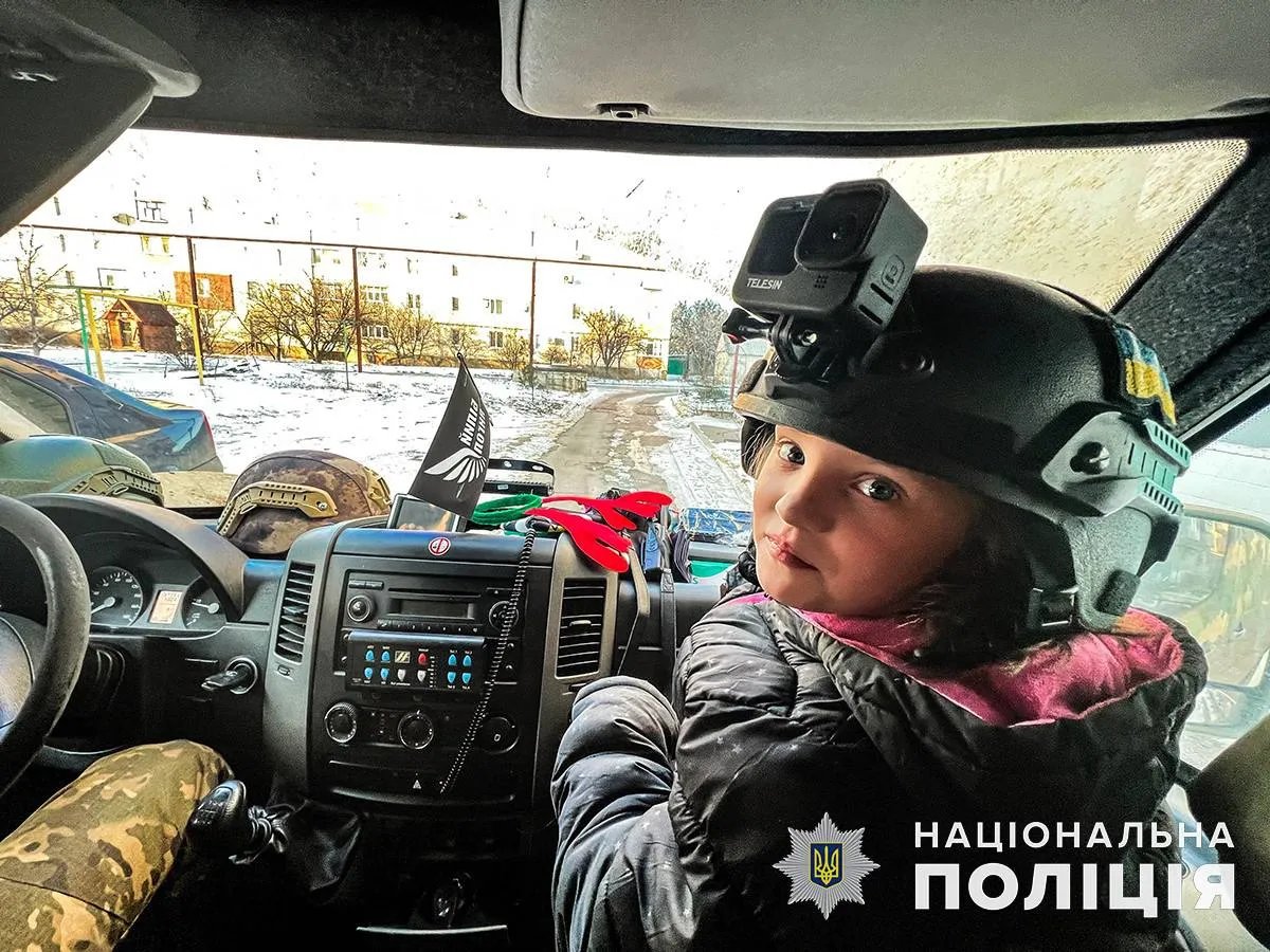 Врятована "Білими Янголами": поліцейські вивезли з Бахмута дівчинку, яка пів року не бачила сонця 2