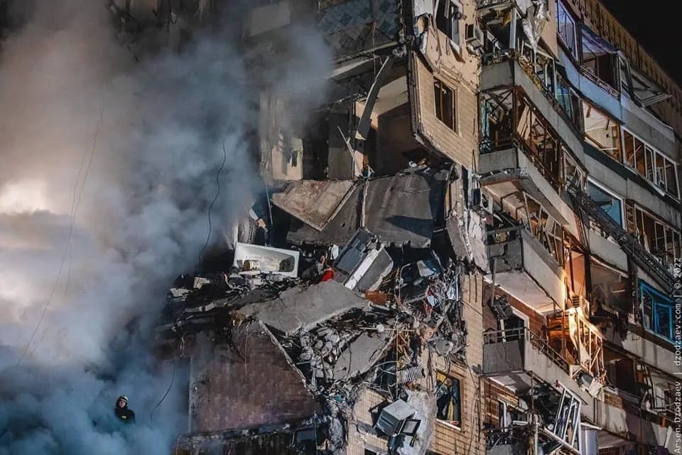 Анастасія на руїнах будинку. Фото: Арсен Дзодзаєв