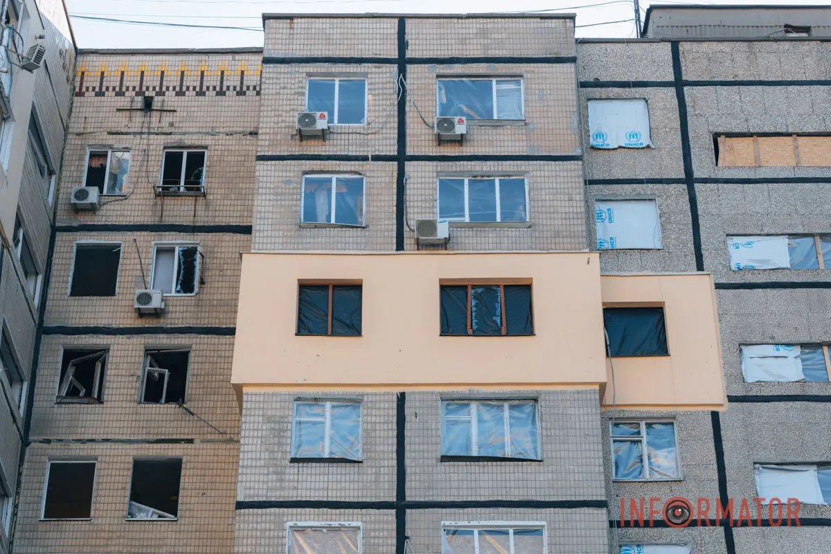 Частина вікон поки заклеєні плівкою