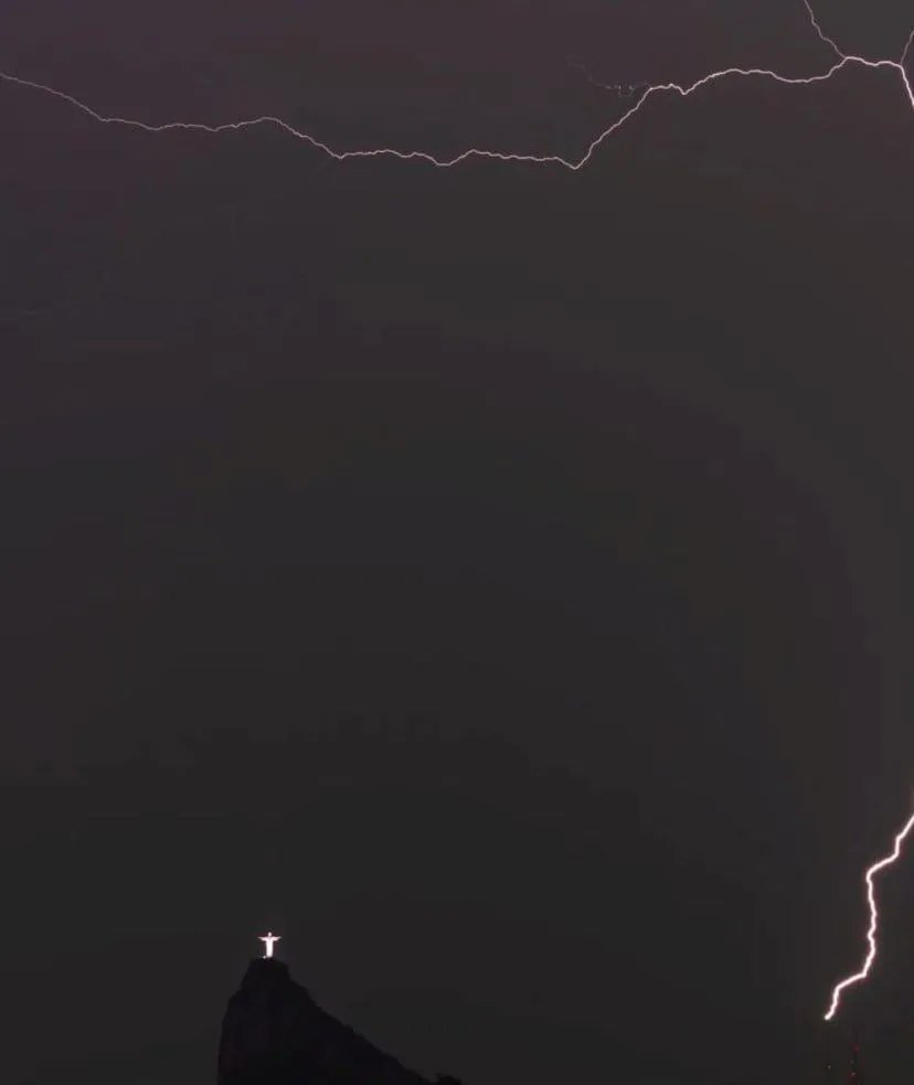 Момент влучання блискавки в статую