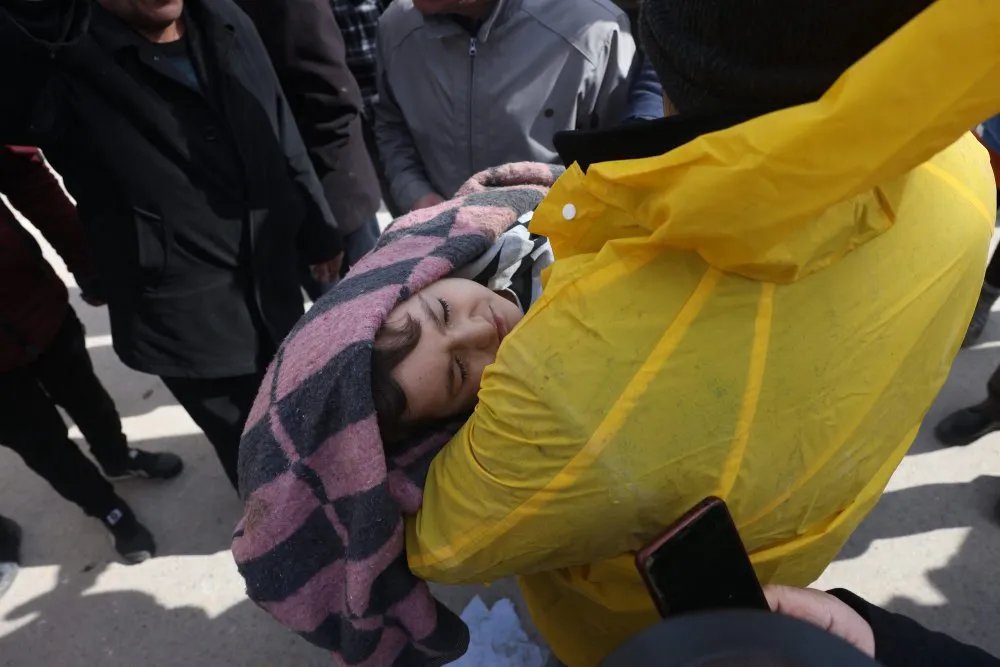 Врятована з-під завалів дитина у Треччині  Фото: eastnews.ua