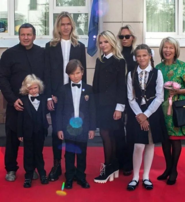Володимир Соловйов з третьою дружиною та їх дітьми Володимир Соловйов з третьою дружиною та їх дітьми