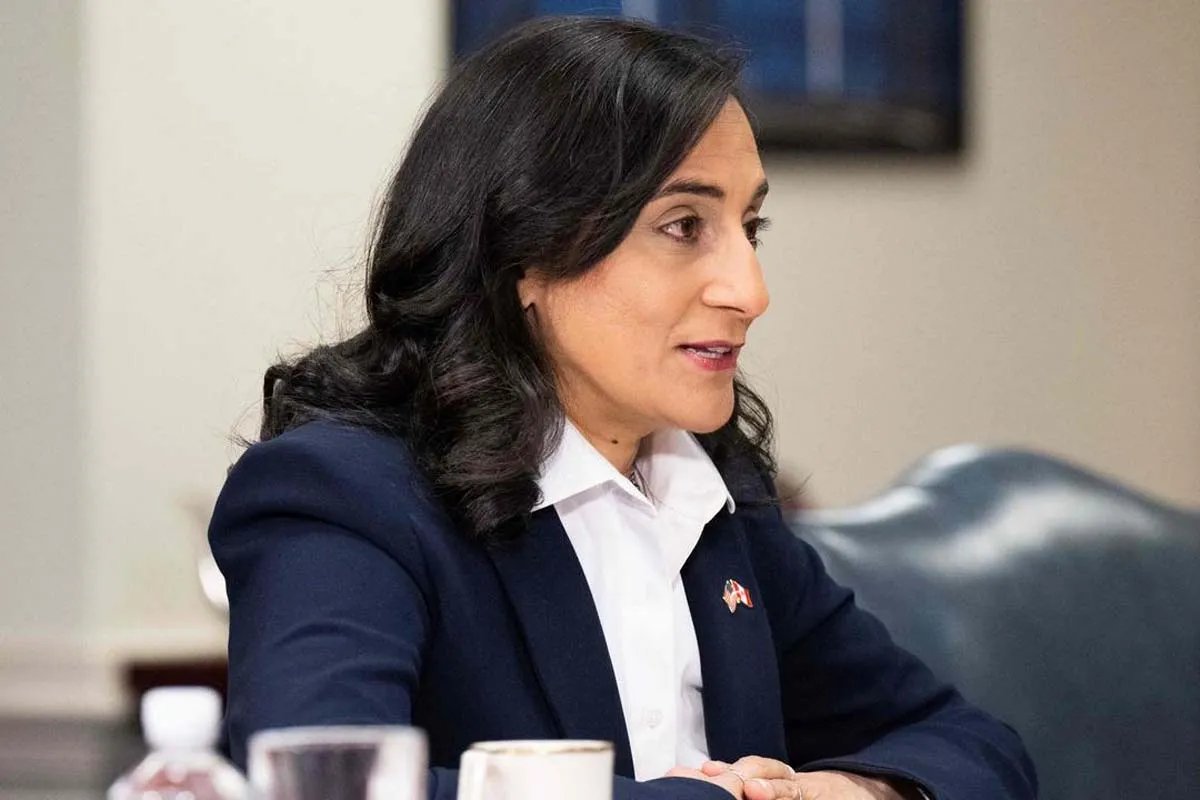 Міністр оборони Канади Аніта Ананд каже, що збили про невеликий об'єкт циліндричної форми Міністр оборони Канади Аніта Ананд каже, що збили про невеликий об'єкт циліндричної форми