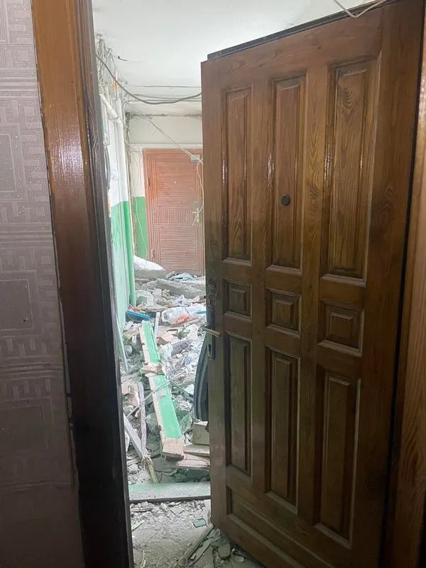 В під'їзді було видно вулицю, а сходи склались разом В під'їзді було видно вулицю, а сходи склались разом