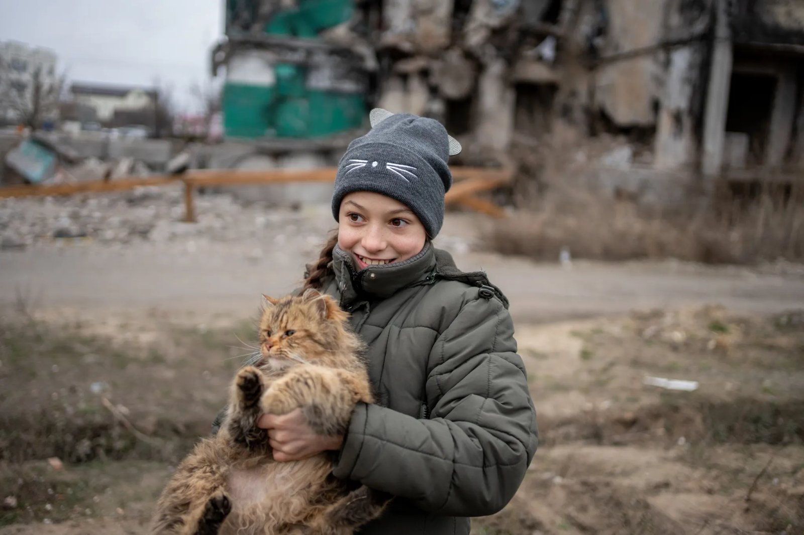 10-летняя Вероника ежедневно приходит в свой разрушенный дом в Бородянке,  чтобы накормить кошек