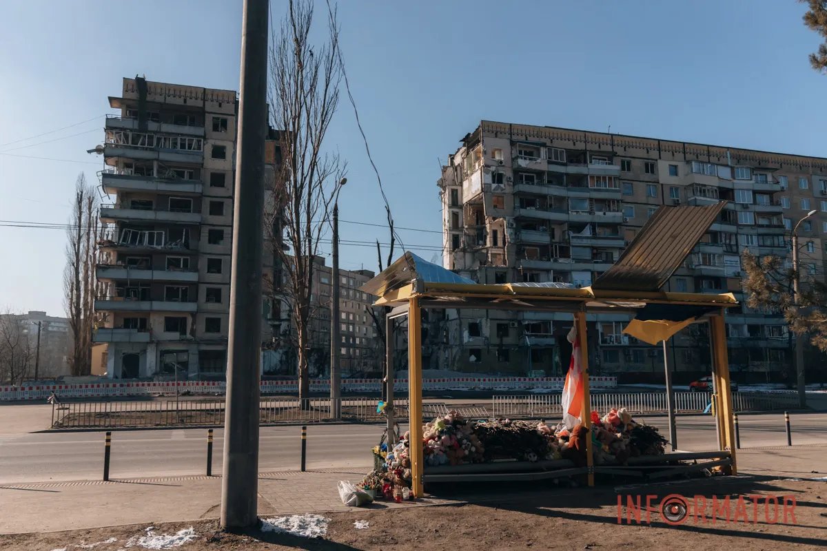 Зупинка автобуса напротив будинку, зазнавшего удара російської ракети у Дніпрі Зупинка автобуса напротив будинку, зазнавшего удара російської ракети у Дніпрі