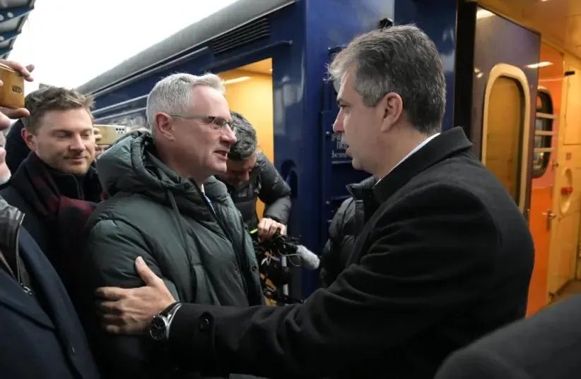 Посол Ізраїлю в Україні Михайло Бродський зустрічає міністра закордонних справ Елі Коена у Києві 16 лютого