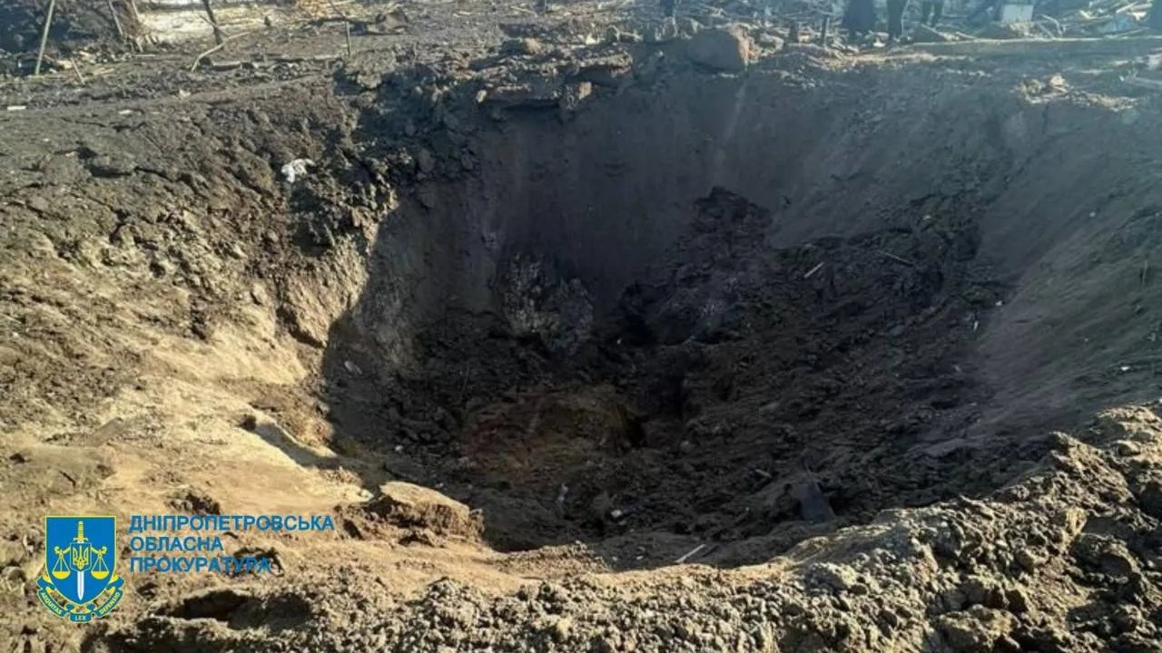 Вирва, яка утворилась від ракетного удару