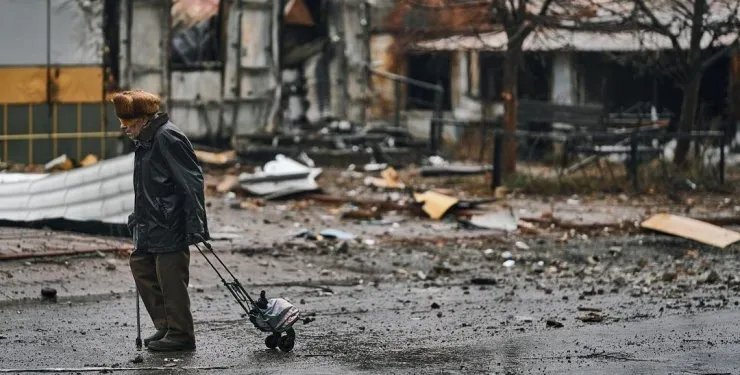 літній чоловік у зруйнованому Бахмуті