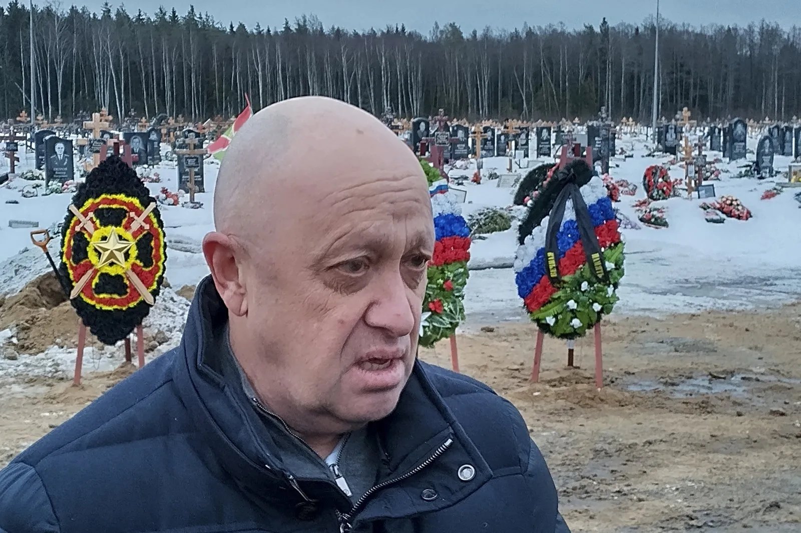 Хазяїн ЧВК Вагнера Євгеній Пригожин серед могил своїх "бійців"