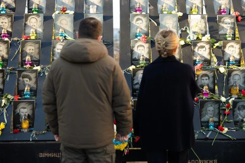 Президент і перша леді вшанували пам'ять Героїв Небесної Сотні