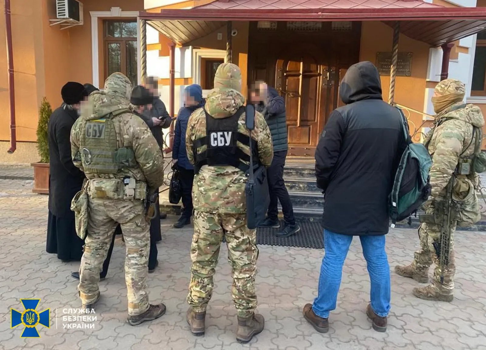 Оперативники провели обыски по месту жительства митрополита и в помещении епархии
