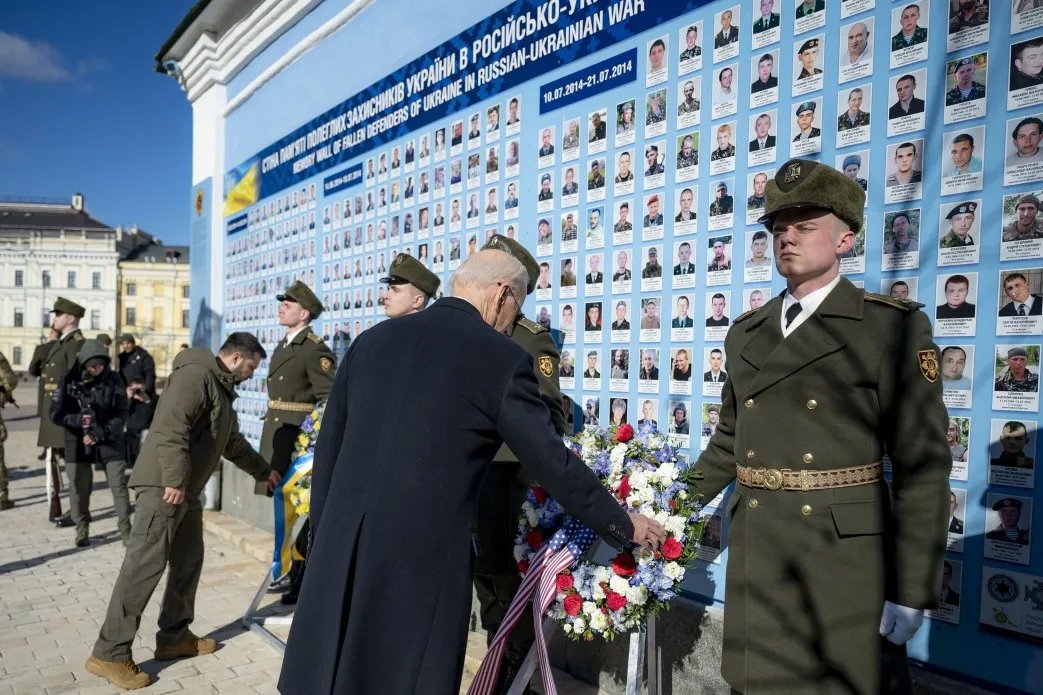 Лідери України та США вшанували пам’ять загиблих українських захисників та відвідали Свято-Михайлівський Золотоверхий монастир