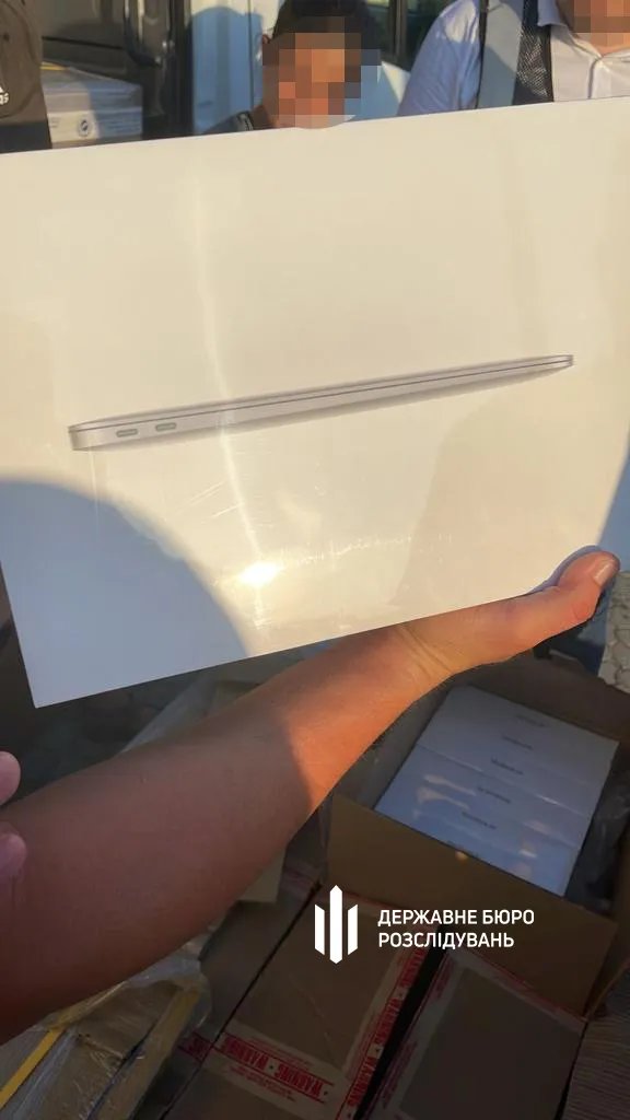 Проїзд вантажівки з електронікою через митний пункт пропуску без оформлення митних платежів став можливим через недбалість митників